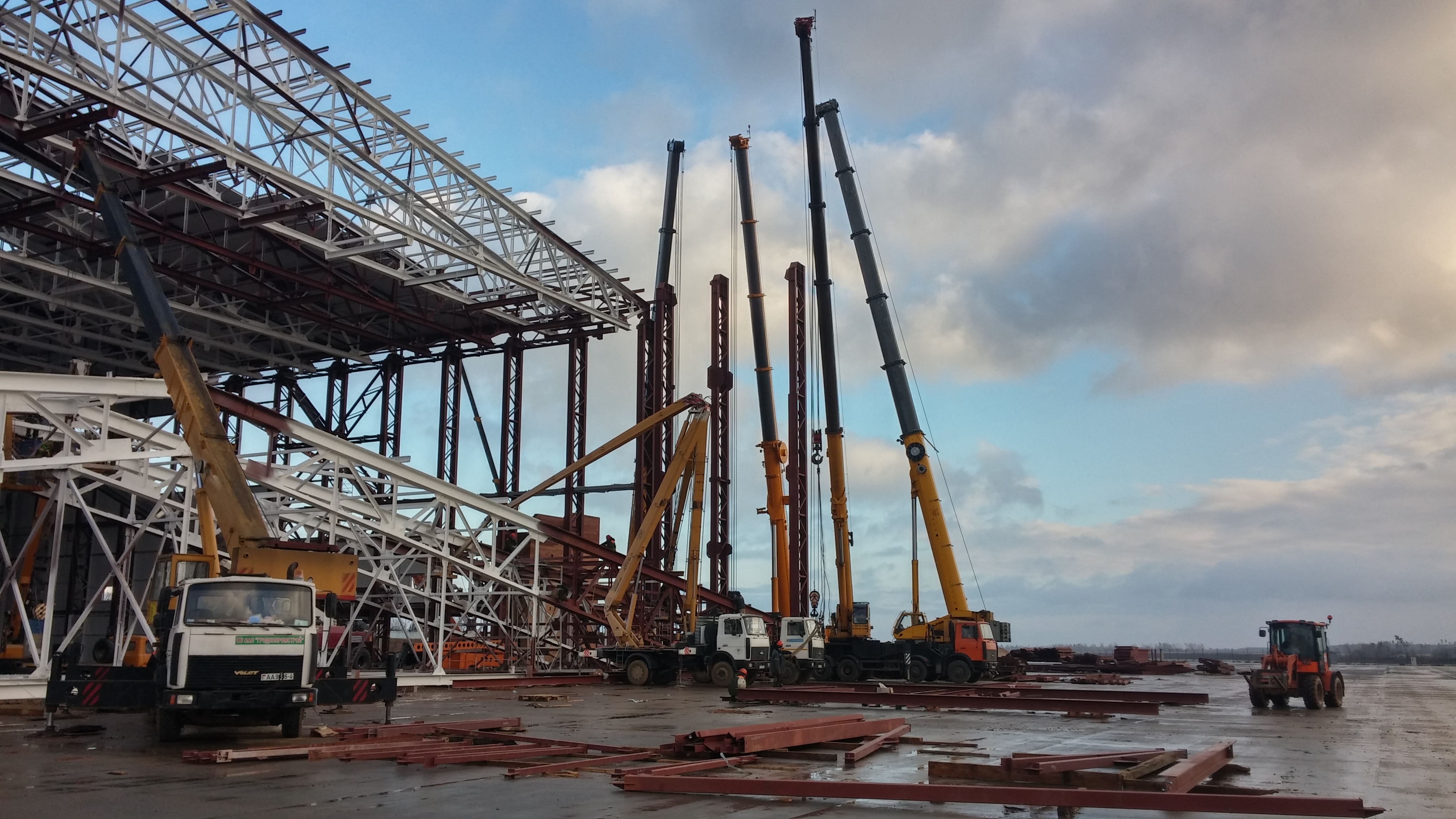 Подготовка к подъему блока с тремя фермами. Краны Liebherr LTM 1250-6.1, Grove GMK 6300 и Grove GMK 5220.