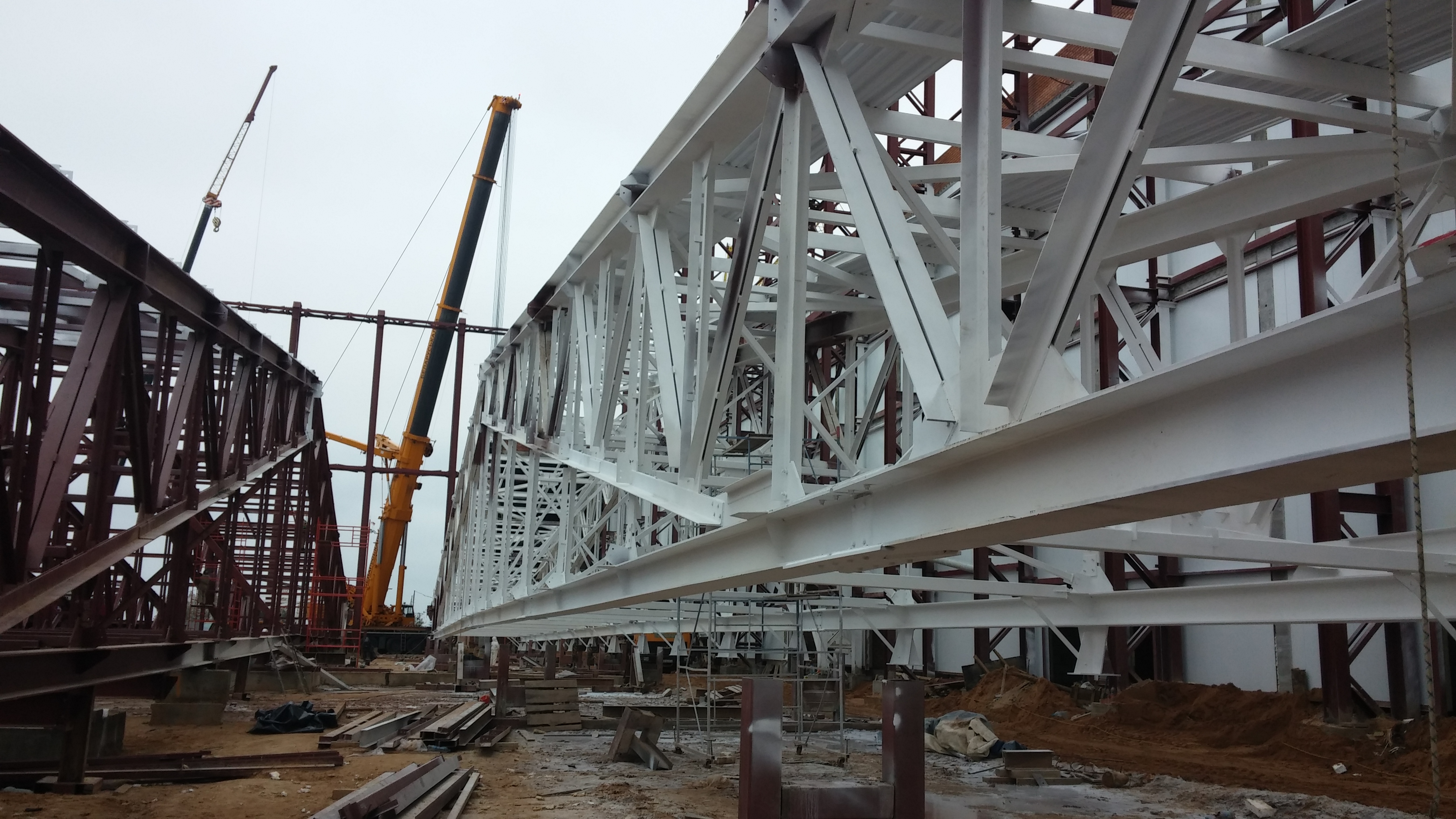 Укрупнительная сборка блока из двух ферм. Пролет фермы 98,1м.