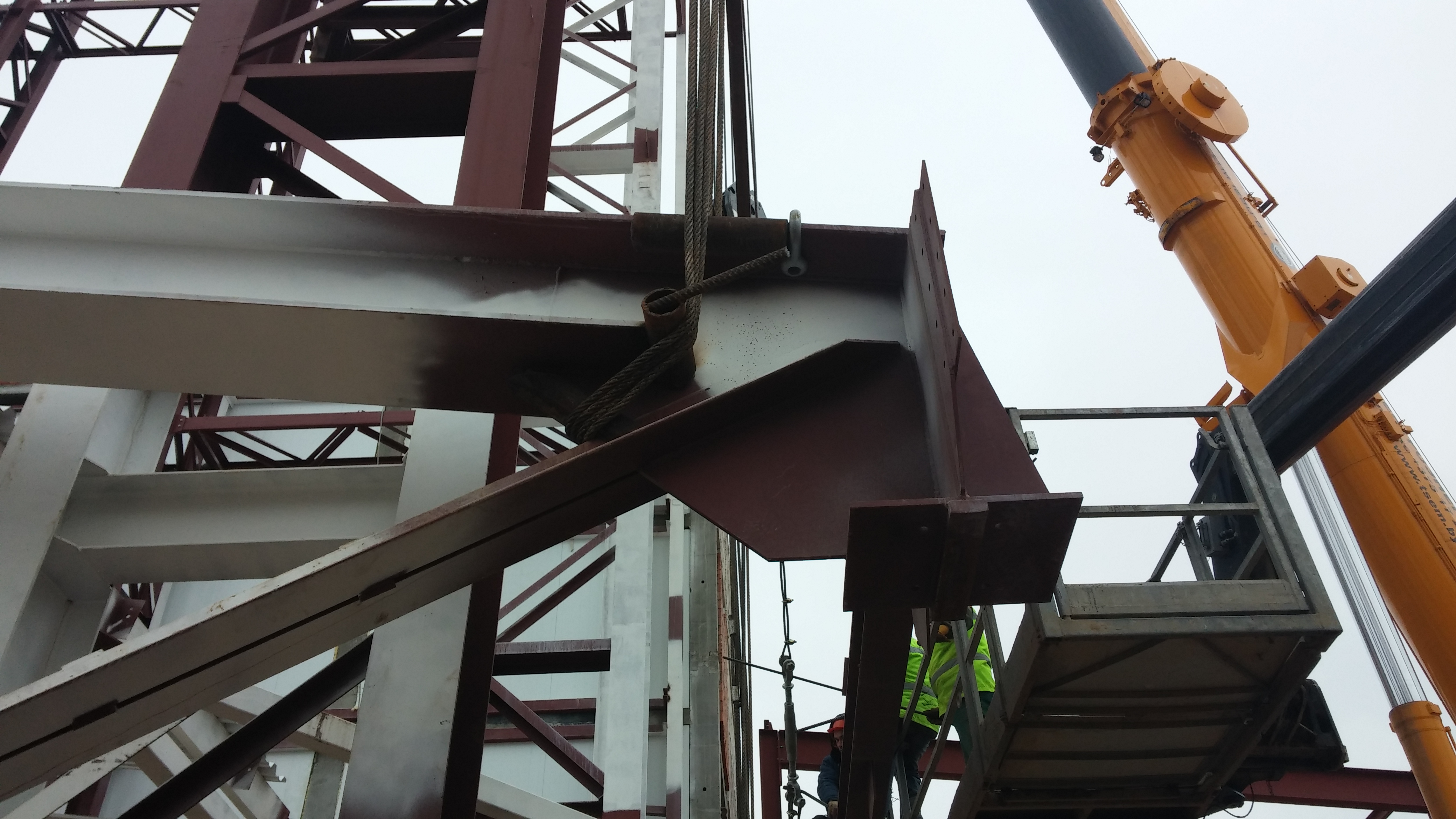 Подготовка к подъему блока с тремя фермами. Узел строповки фермы.