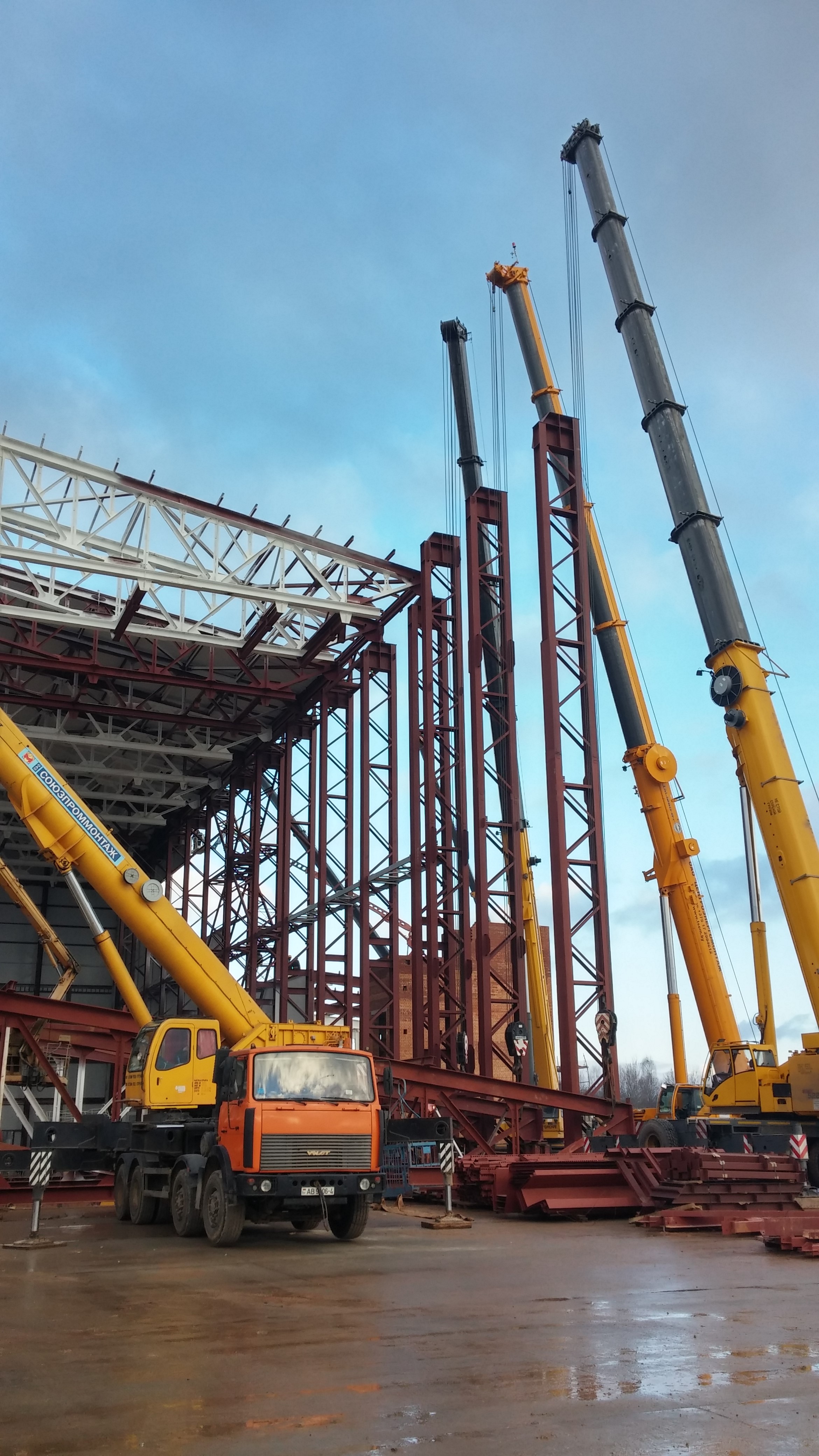 Подготовка к подъему блока с тремя фермами. Краны Liebherr LTM 1250-6.1, Grove GMK 6300 и Grove GMK 5220.