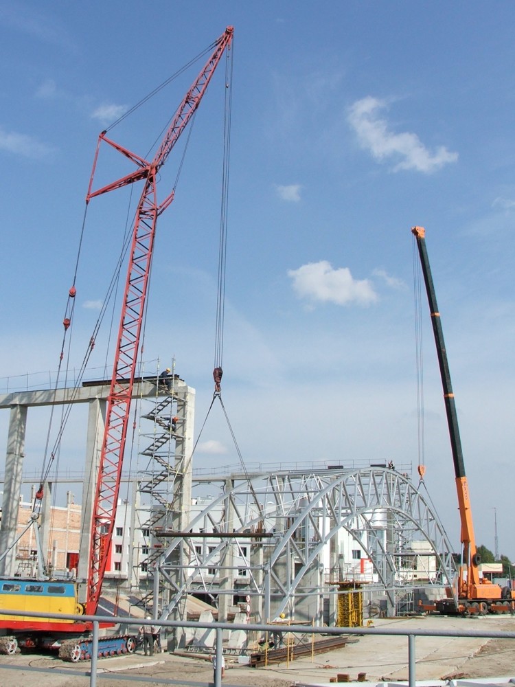 Начало подъема блока из двух ферм