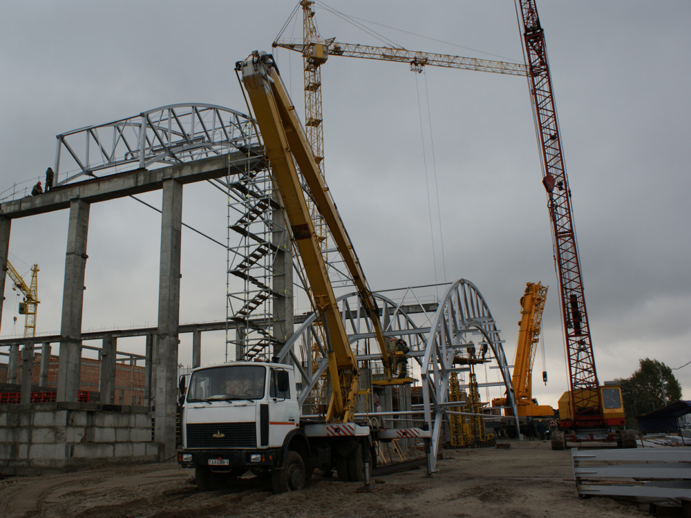 Подготовка к подъему второго блока из двух ферм