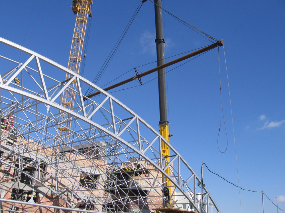 В процессе строповки блока ферм длиной 18м и пролетом 42м