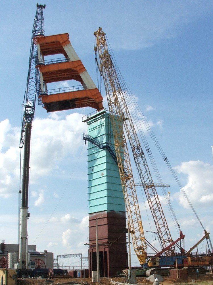 Монтаж оголовка копра массой 106т до отметки 53м. Совместная работа кранов АС 500-1, МКГС-100 и МКГС-100.1