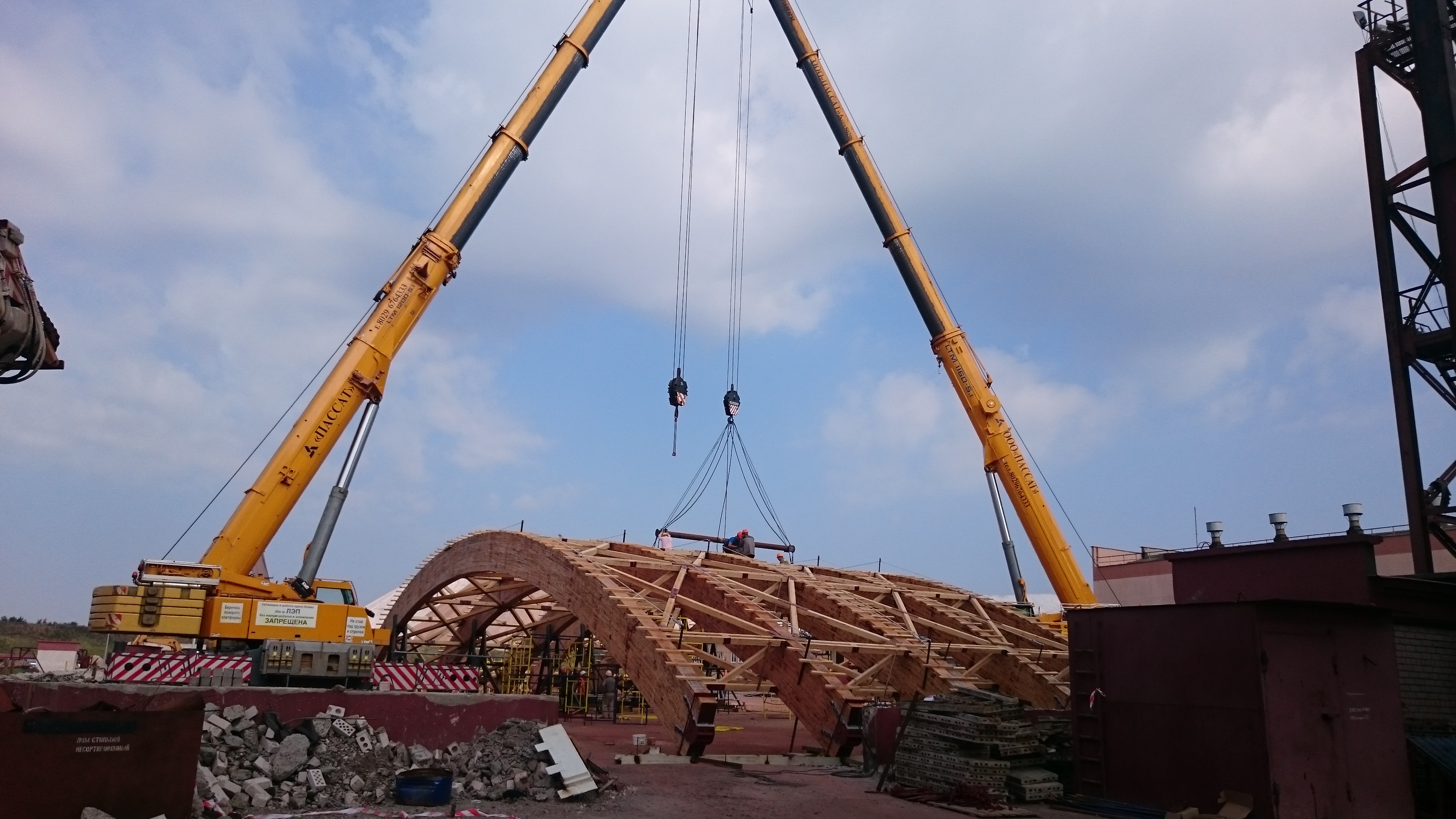 Строповка блока из трех полуарок, масса блока 28т.