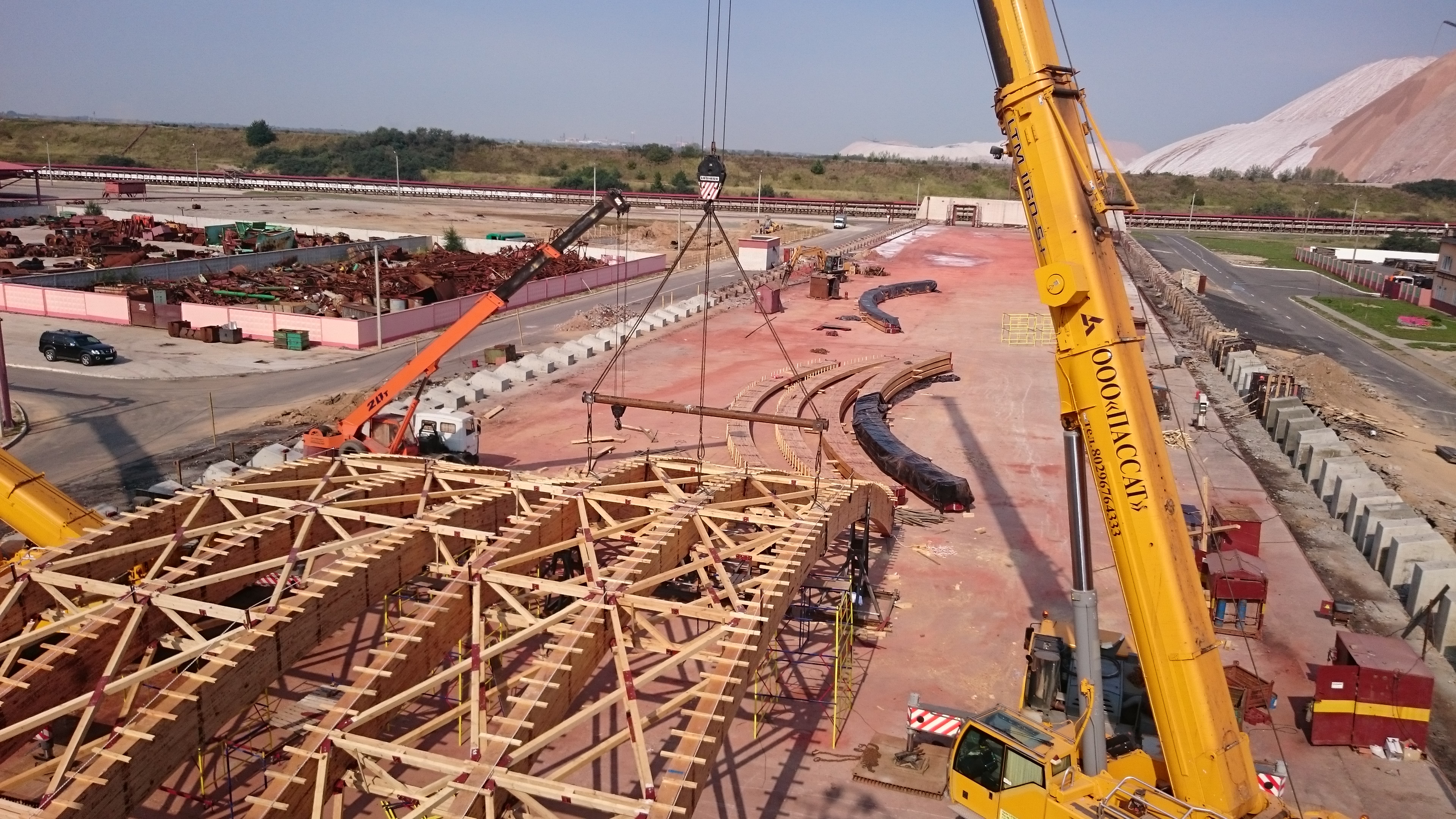 Начало подъёма блока из трех полуарок, масса блока 28т.