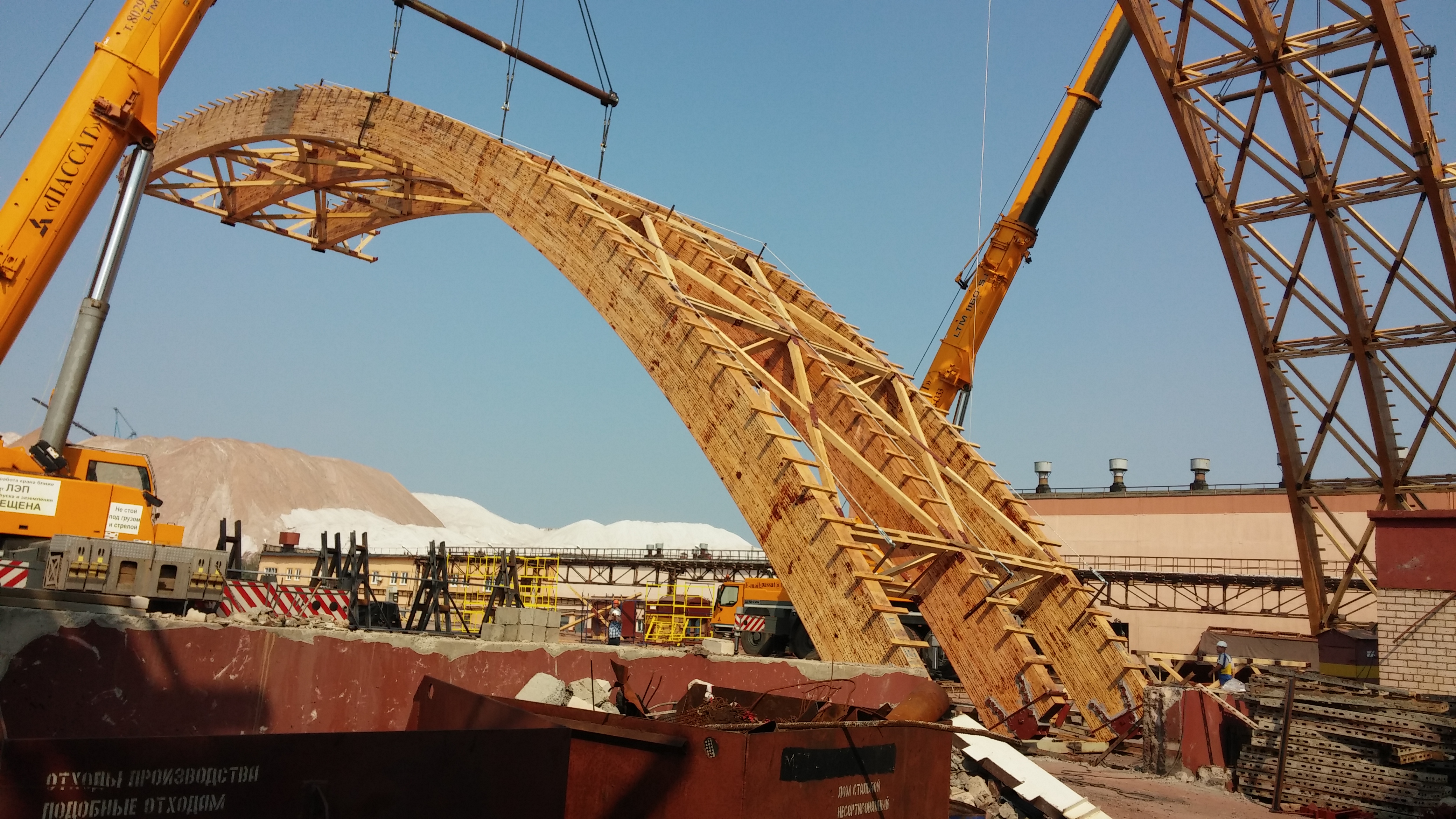 Подъем второго блока из трех полуарок, масса блока 28т.