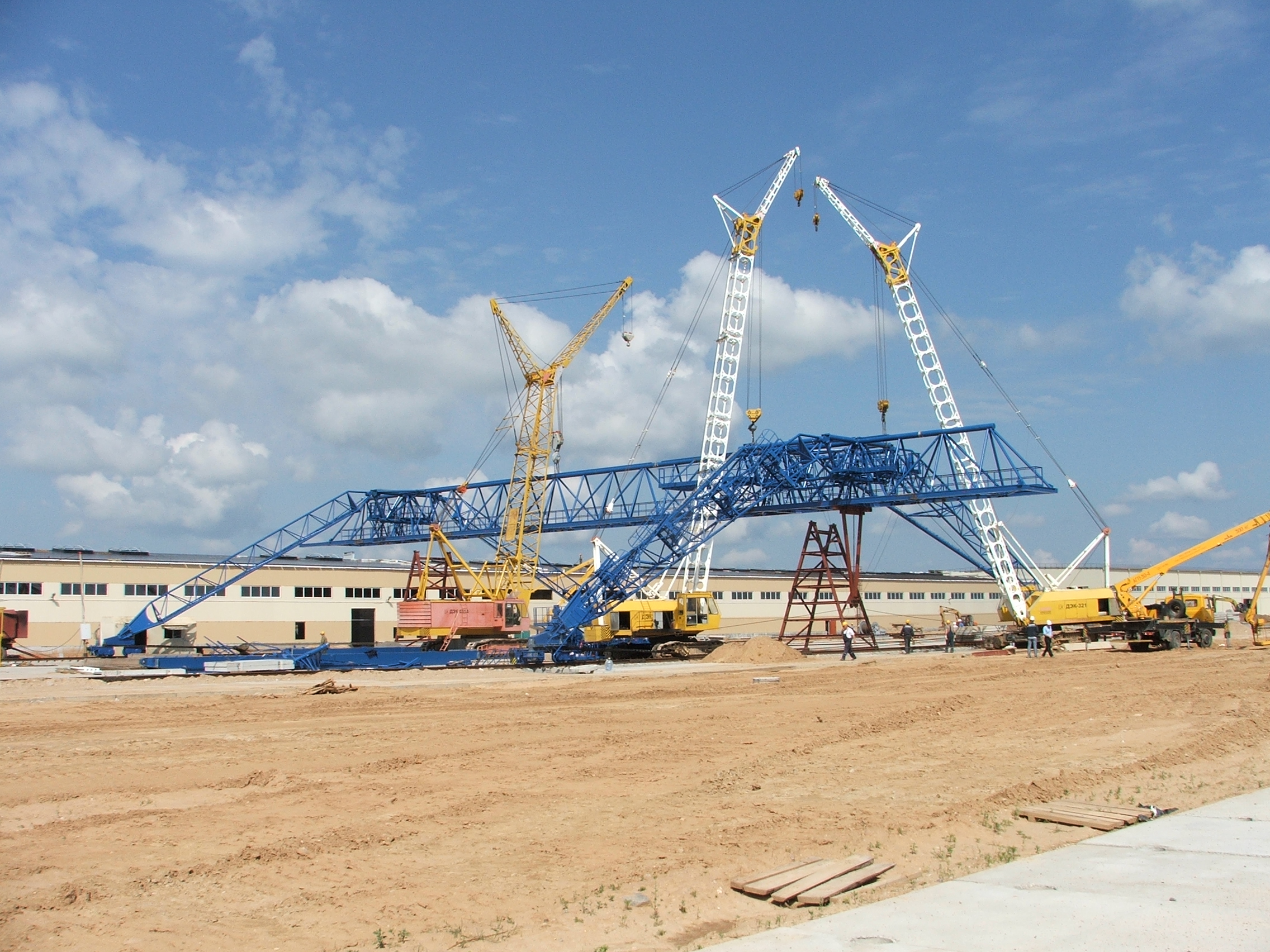 Старый купол вверху, новый готовится к монтажу.