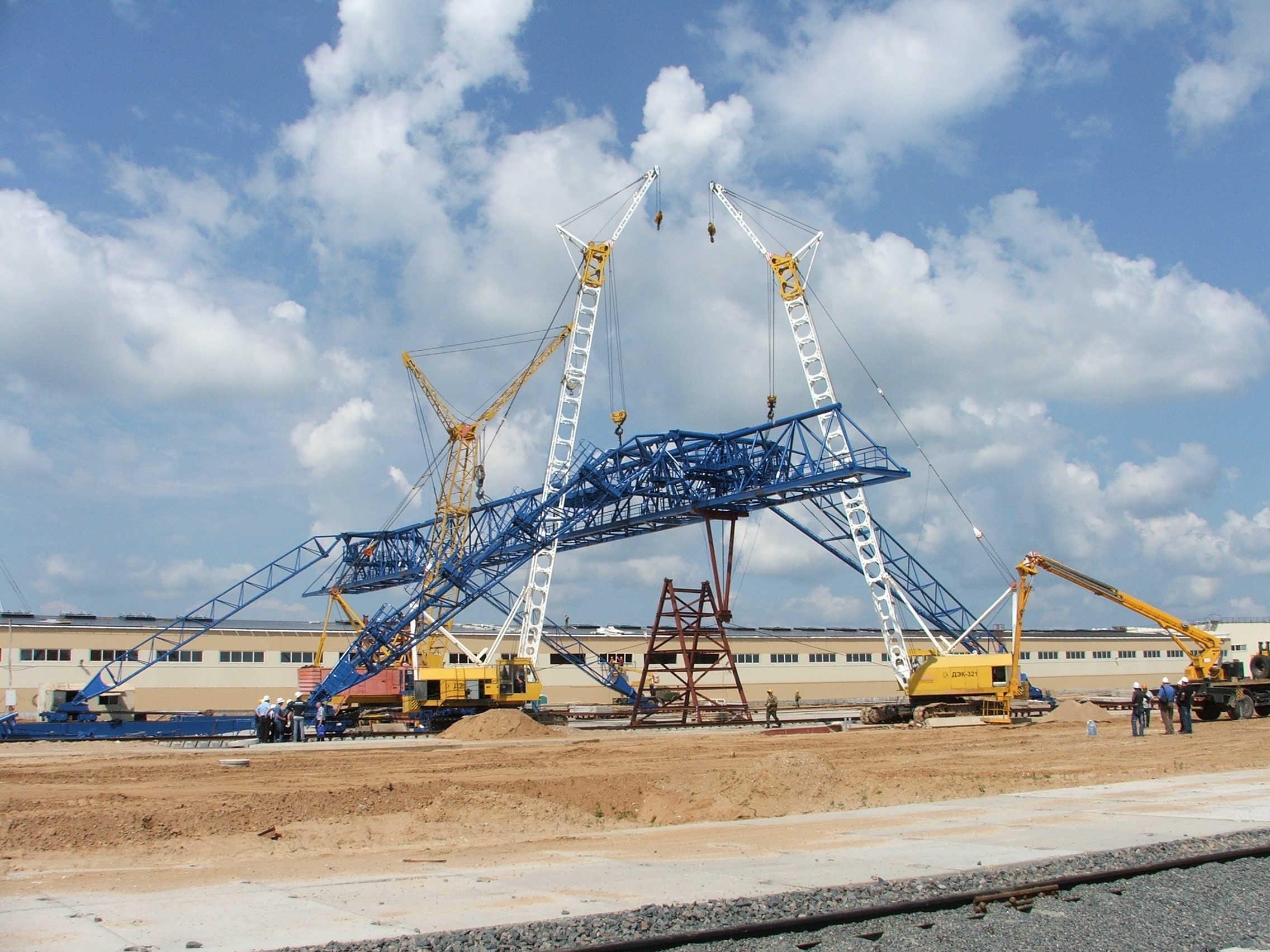 Многоветвевая строповка распределяет нагрузку на деревянный остов купола.
