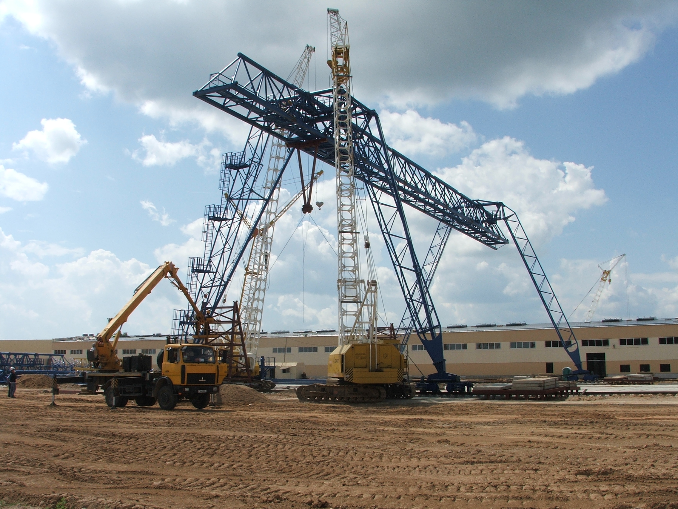 Старый купол демонтирован, идет подъём нового.