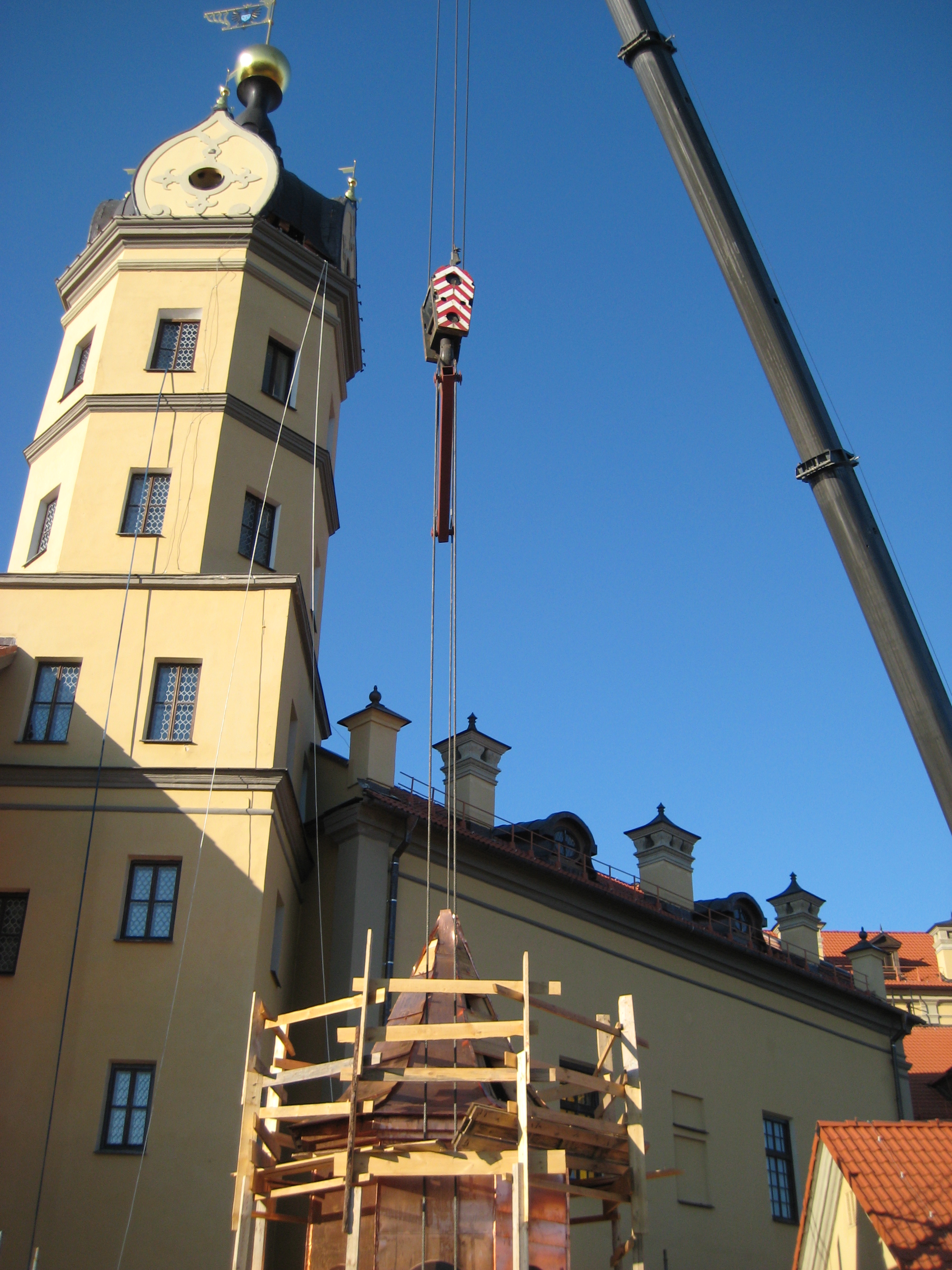 Старый купол вверху, новый готовится к монтажу.