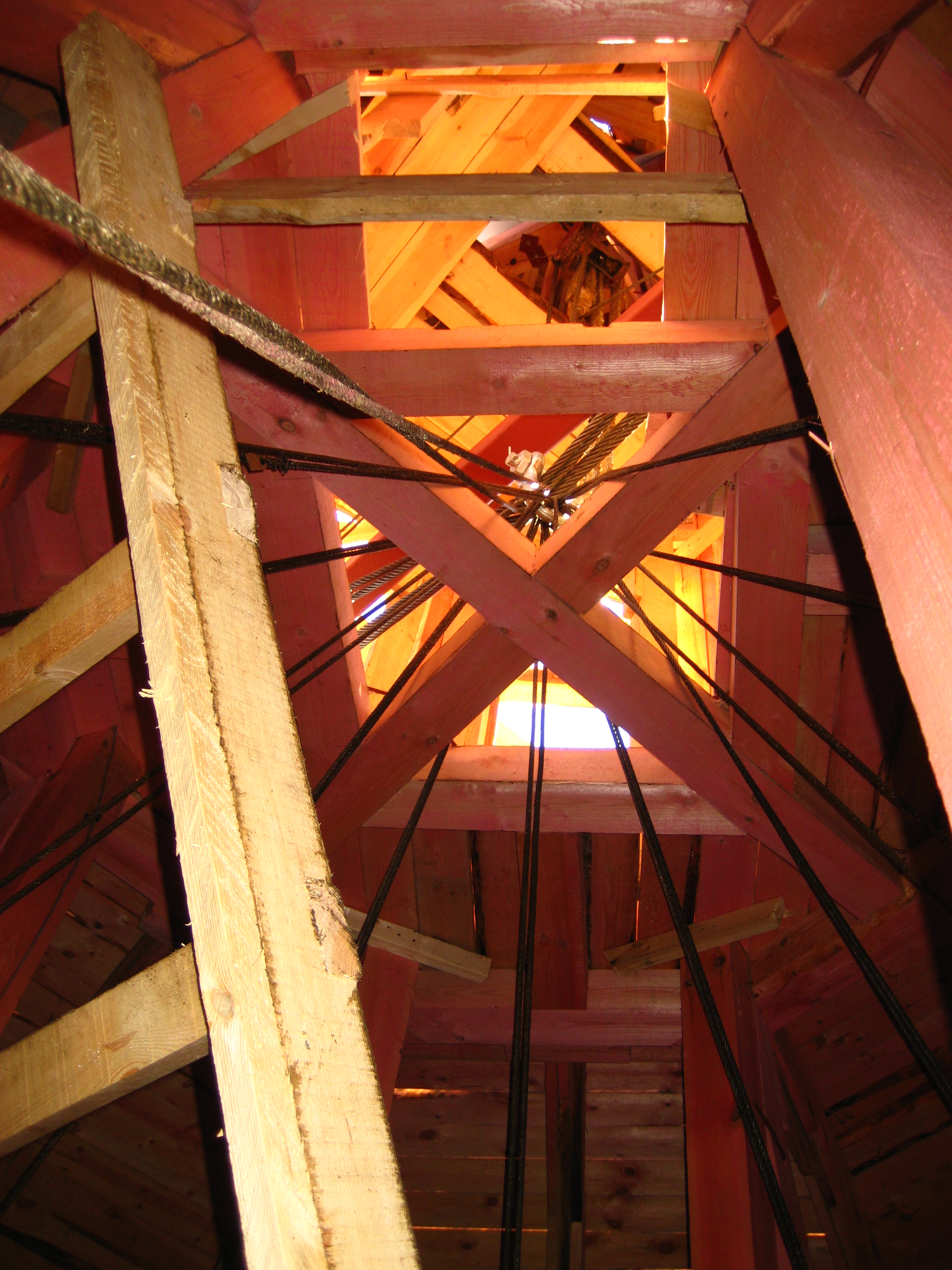 Многоветвевая строповка распределяет нагрузку на деревянный остов купола.