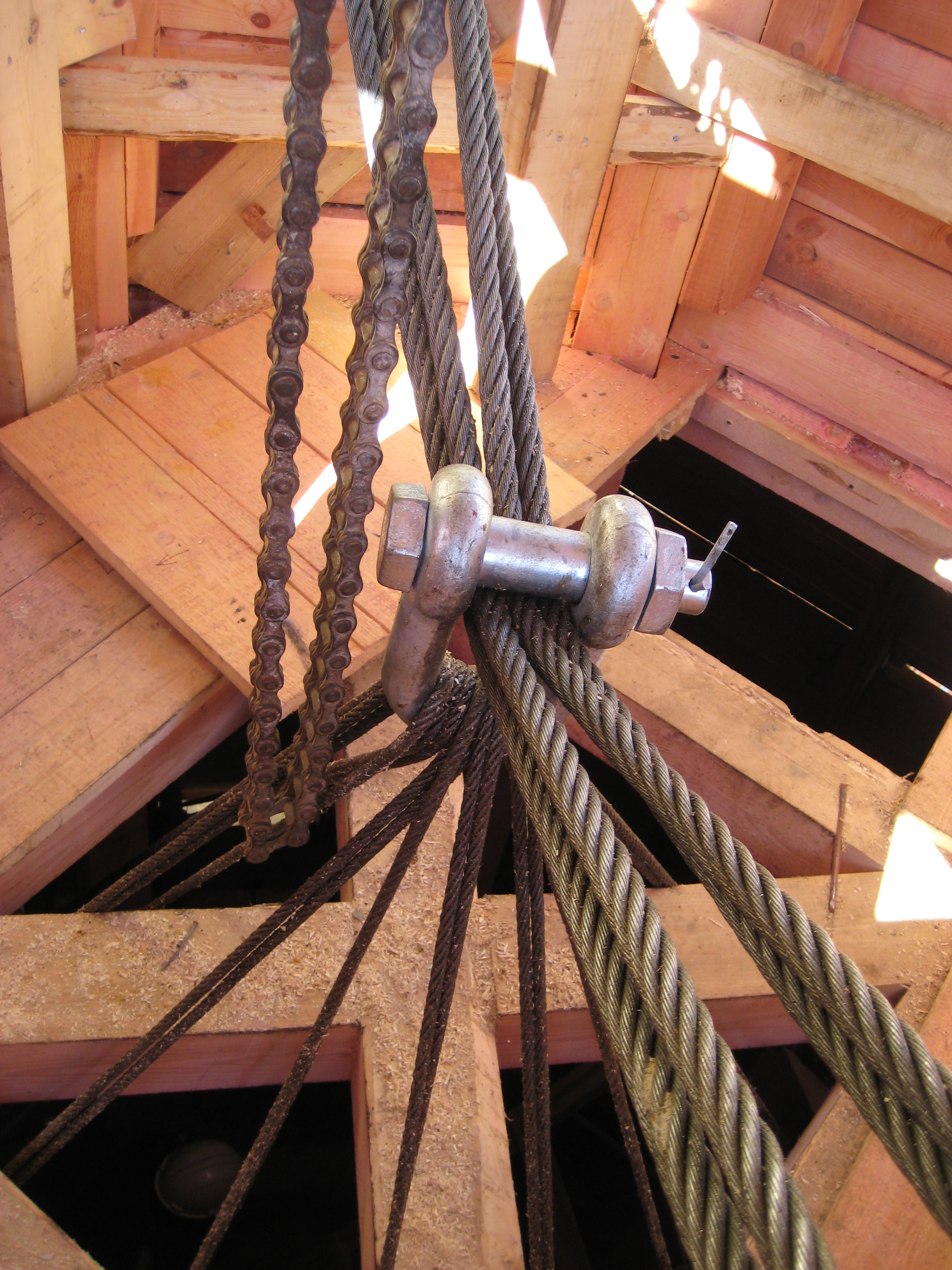 Ветви стропов сходятся в такелажную скобу.