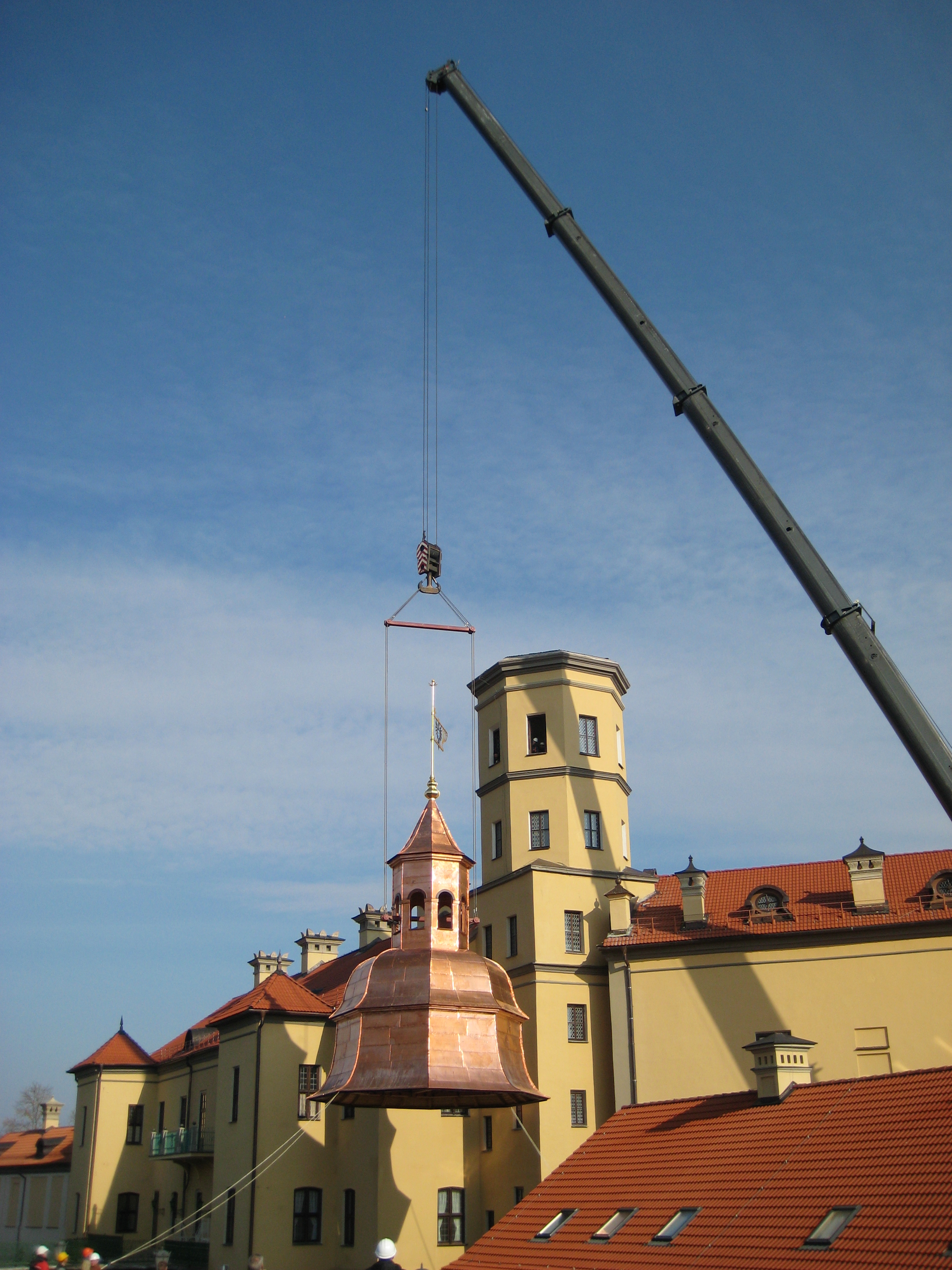 Старый купол демонтирован, идет подъём нового.