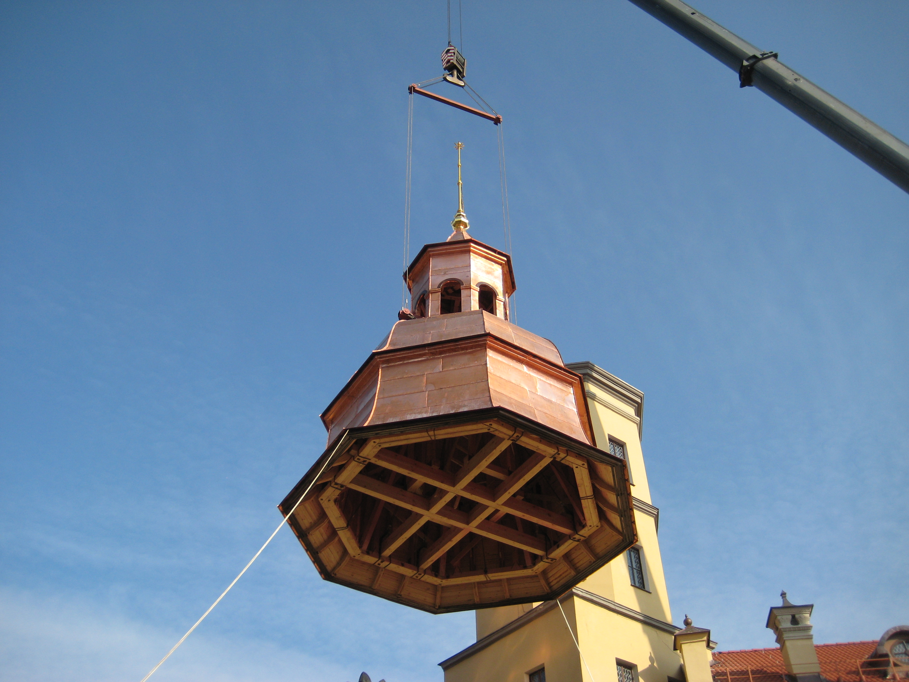 Новый купол в процессе подъёма