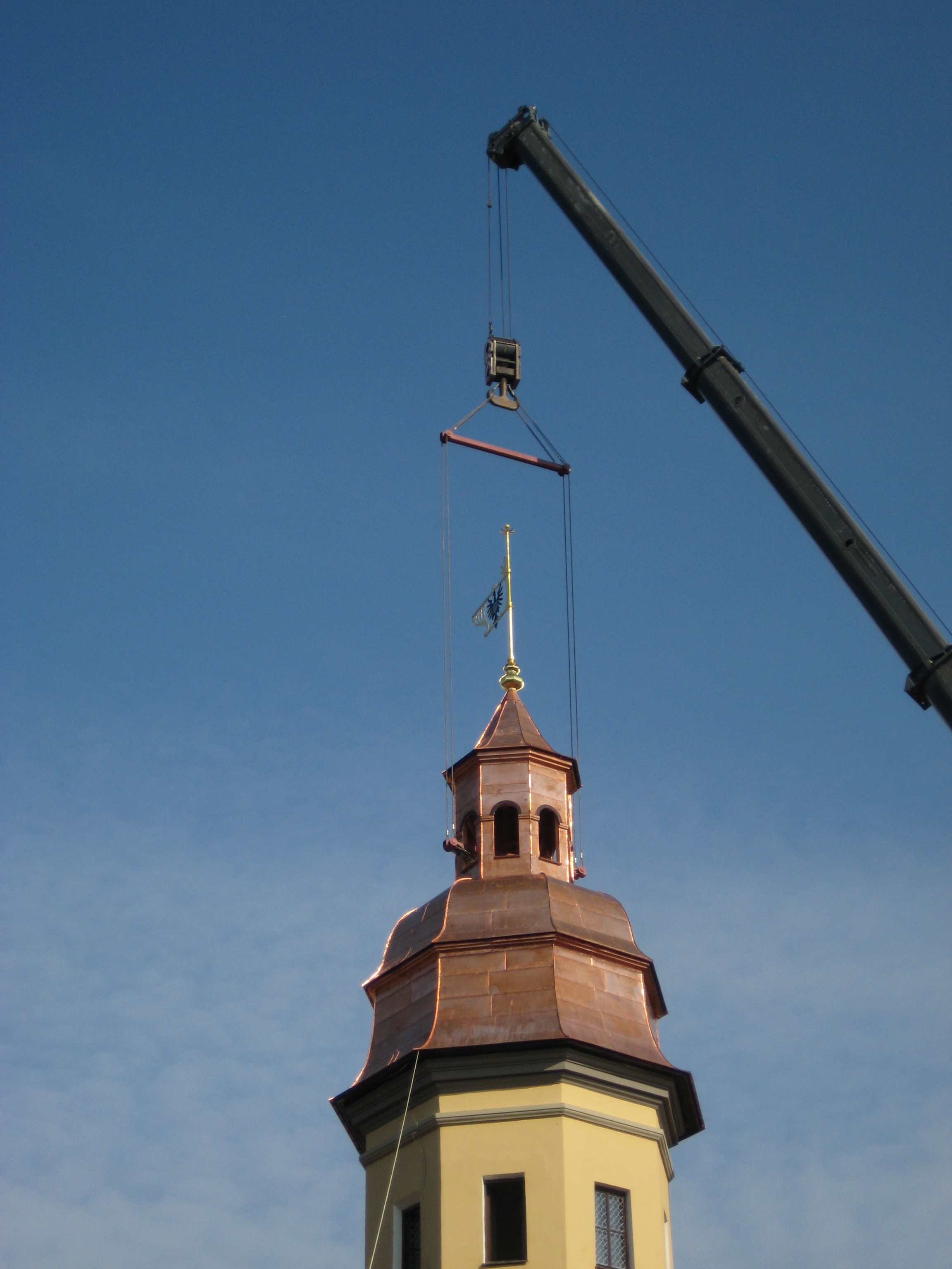 Купол установлен, производится расстроповка.