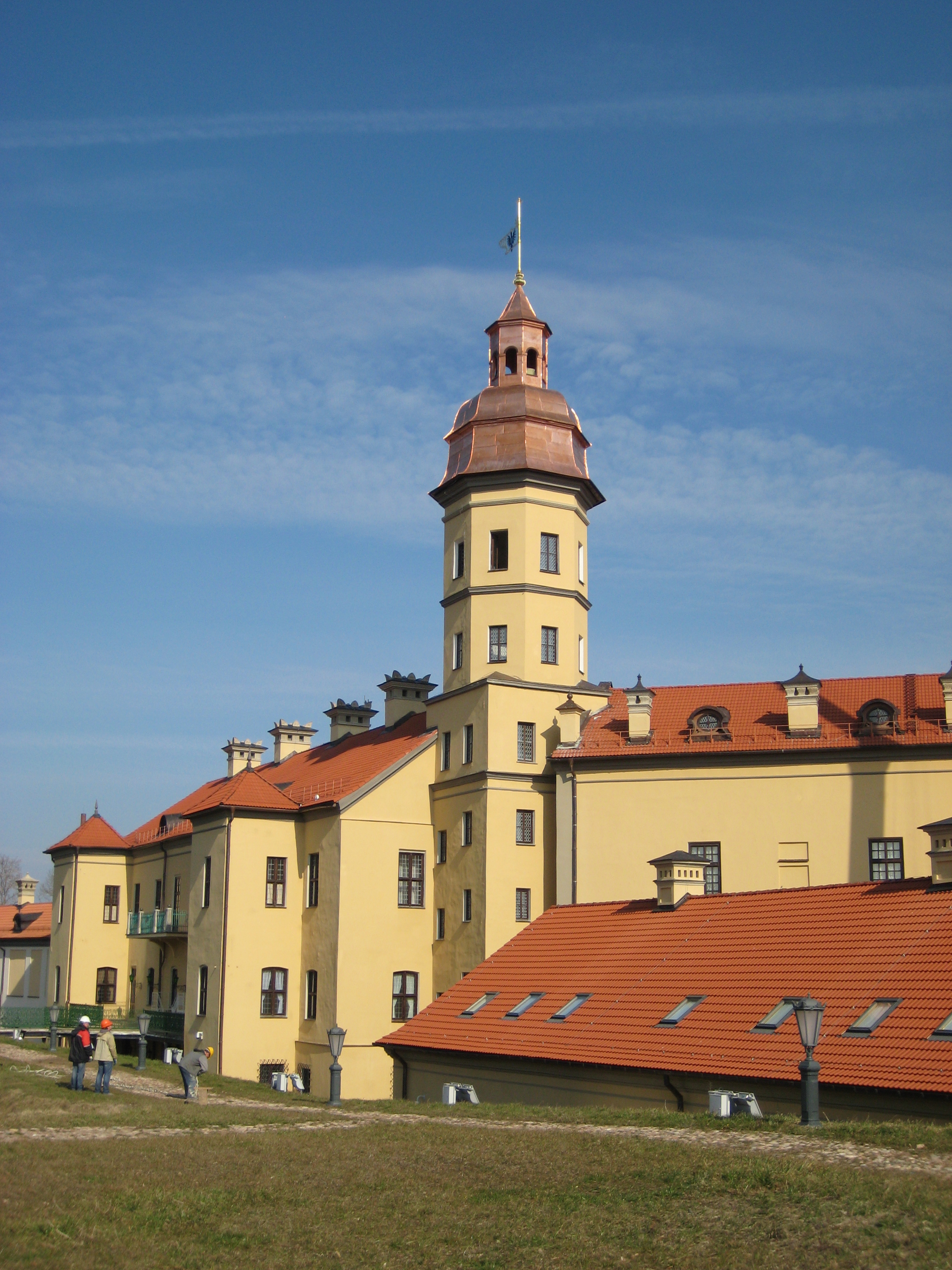 Монтаж завершен. Скоро медь на куполе окислится и почернеет, он примет окончательный вид