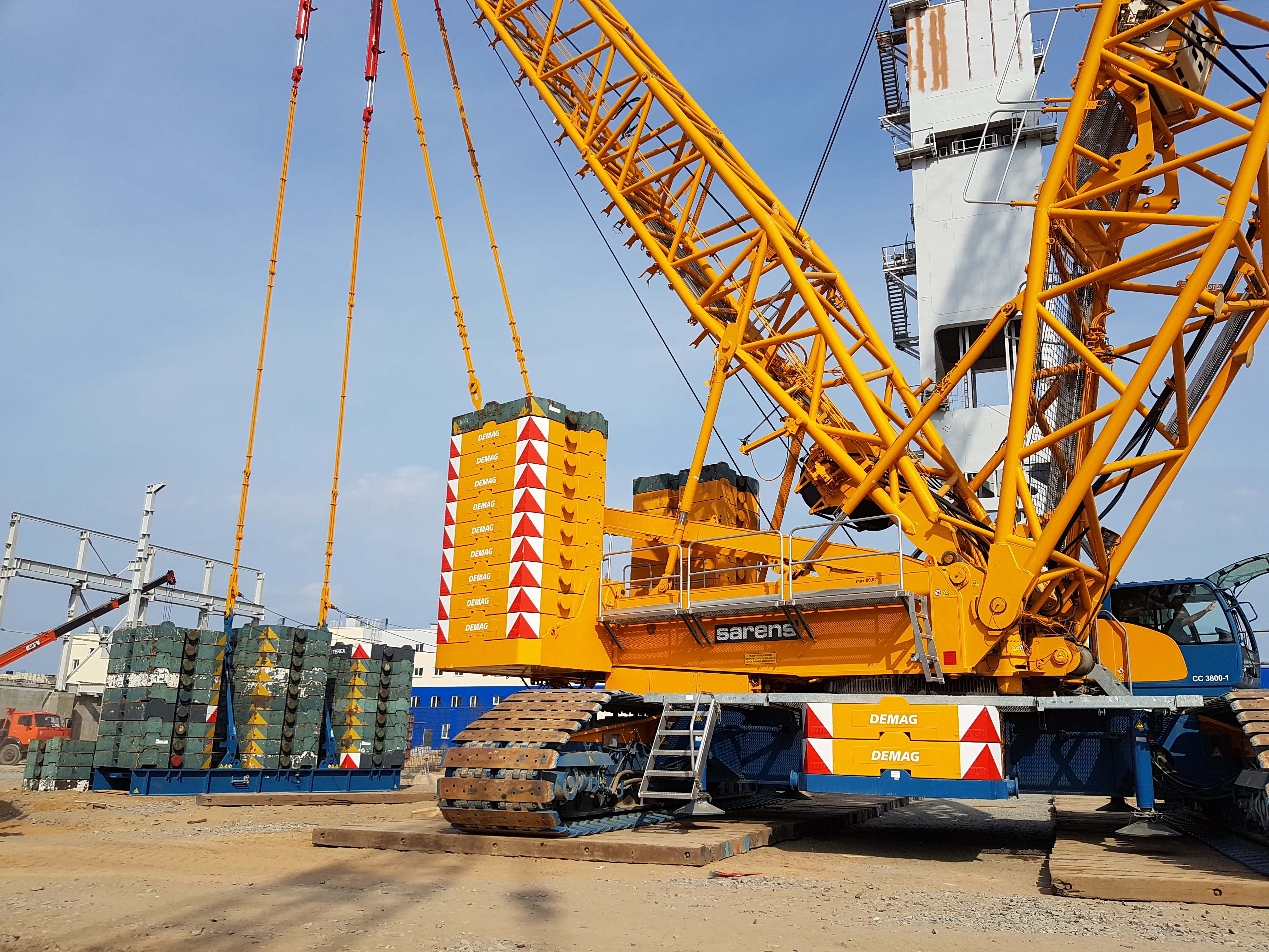 Гусеничный кран с решетчатой стрелой Terex Demag CC3800-1 г/п до 650т предоставлен фирмой Sarens.