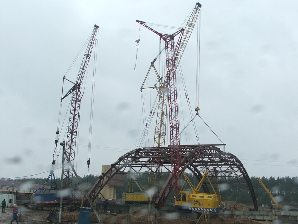 В подъёме задействовано пять кранов