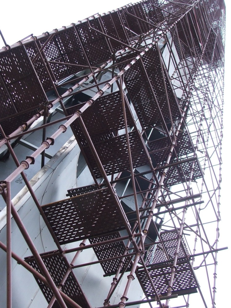 Стометровый штык-обелиск в Брестской крепости укутан лесами на всю высоту.