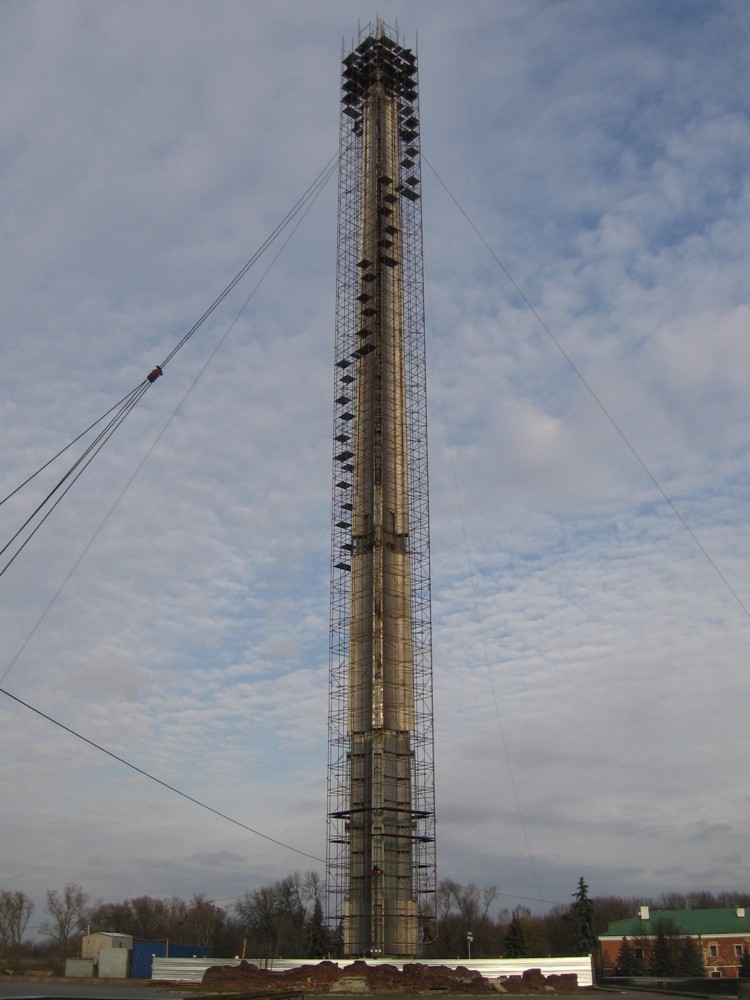 Обелиск расчален по особой системе, исключающей значительные колебания.