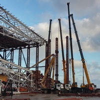 Подготовка к подъему блока с тремя фермами. Краны Liebherr LTM 1250-6.1, Grove GMK 6300 и Grove GMK 5220.