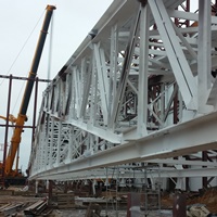 Укрупнительная сборка блока из двух ферм. Пролет фермы 98,1м.