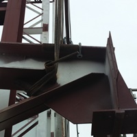 Подготовка к подъему блока с тремя фермами. Узел строповки фермы.