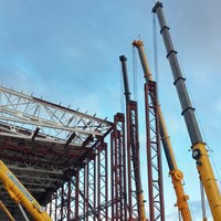 Подготовка к подъему блока с тремя фермами. Краны Liebherr LTM 1250-6.1, Grove GMK 6300 и Grove GMK 5220.