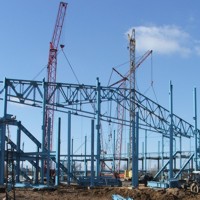 Четыре крана держат фермы пролетом 72, пятый кран устанавливает прогоны.