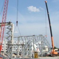 Начало подъема блока из двух ферм