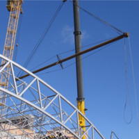 В процессе строповки блока ферм длиной 18м и пролетом 42м