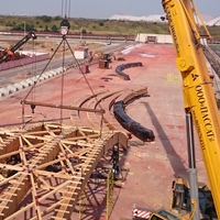 Начало подъёма блока из трех полуарок, масса блока 28т.