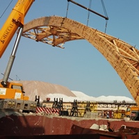 Подъем второго блока из трех полуарок, масса блока 28т.