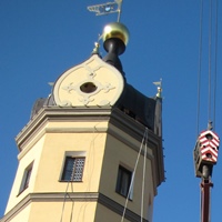 Старый купол вверху, новый готовится к монтажу.