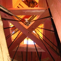 Многоветвевая строповка распределяет нагрузку на деревянный остов купола.