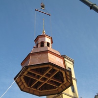 Новый купол в процессе подъёма