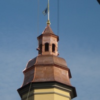 Купол установлен, производится расстроповка.