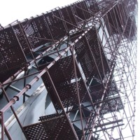 Стометровый штык-обелиск в Брестской крепости укутан лесами на всю высоту.