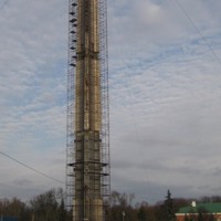 Обелиск расчален по особой системе, исключающей значительные колебания.