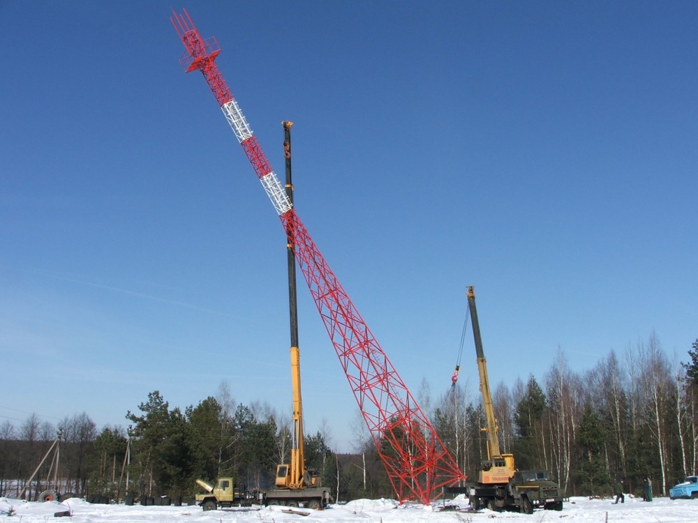 Монтаж при помощи двух кранов МКАТ-40.