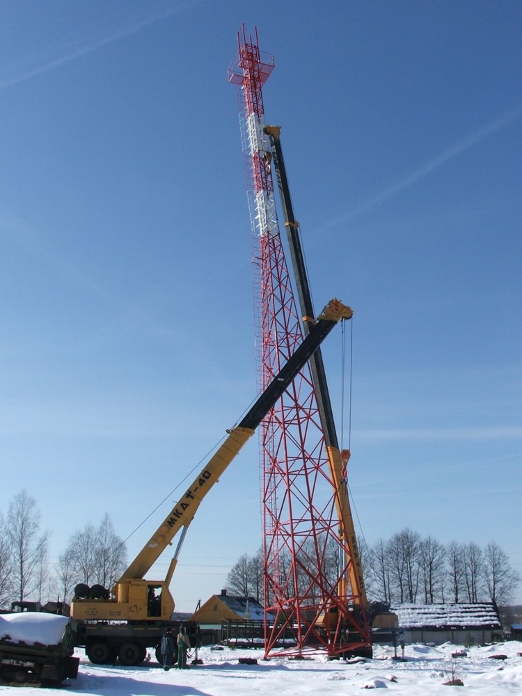 Монтаж при помощи двух кранов МКАТ-40.