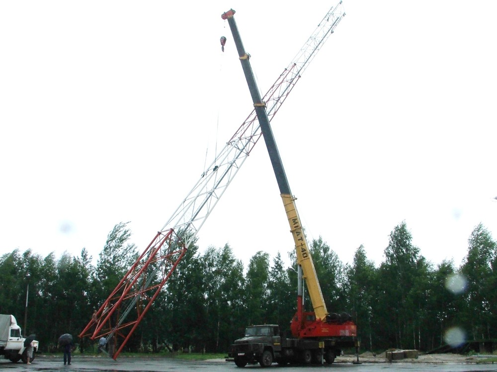 Монтаж при помощи крана МКАТ-40.